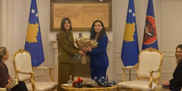 Osmani pret Albulena Haxhiun në ceremoninë e dorëzimit të detyrës së presidentes së Kosovës