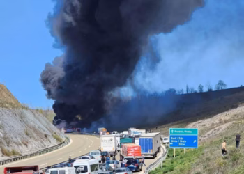 Kamioni digjet në autostradën “Ibrahim Rugova”, një grua kërkon ndihmë nga urgjenca