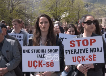 “Të mos normalizohen fyerjet”, protestojnë studentët e Pejës në mbrojtje të UÇK-së