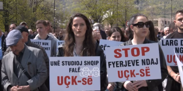 “Të mos normalizohen fyerjet”, protestojnë studentët e Pejës në mbrojtje të UÇK-së