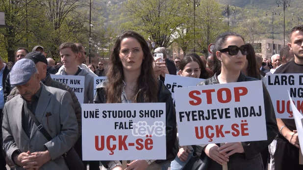 “Të mos normalizohen fyerjet”, protestojnë studentët e Pejës në mbrojtje të UÇK-së