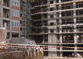 59 vjeçari vdes në vendin e punës – Bie nga kati i gjashtë i një ndërtesë në Ferizaj