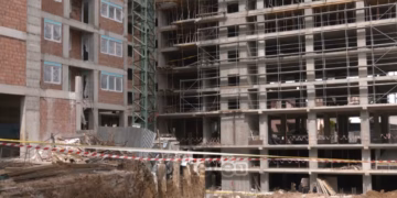 59 vjeçari vdes në vendin e punës – Bie nga kati i gjashtë i një ndërtesë në Ferizaj