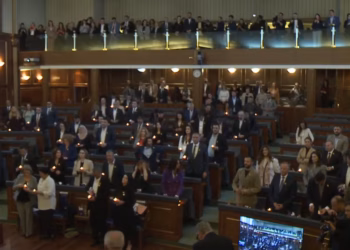 Deputetët ndezin qirinj në Kuvend për të mbijetuarit e dhunës seksuale të luftës