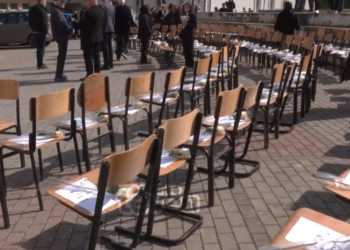 “Do të vazhdojmë të kërkojmë drejtësi”- Kujtohen të pagjeturit dhe viktimat civile në Mitrovicë