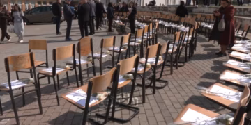 “Do të vazhdojmë të kërkojmë drejtësi”- Kujtohen të pagjeturit dhe viktimat civile në Mitrovicë