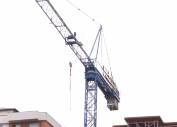 I lënduari nga rrëzimi i vinçit po trajtohet në Klinikën e Ortopedisë