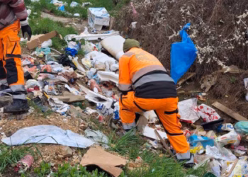 Rama njofton se po pastrohen mbeturinat në lagjen Mati 1, kërkon nga qytetarët t’i përdorin kontejnerët
