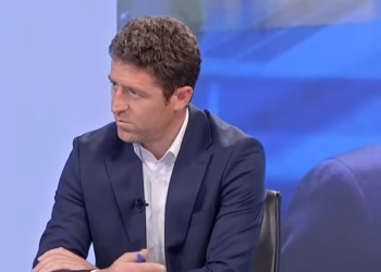 Hoti: Minimumi që kërkojmë nga opozita është të qëndrojë në sallë nëse nuk jep emër