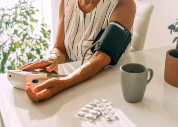 Mos i pini ilaçet e tensionit me këto 6 pije, ju rrezikojnë shëndetin