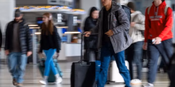 Sistemi i ri i hyrje-daljeve në BE po shkakton vonesa deri në tre orë, raportojnë aeroportet