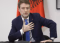 Hoxha u përgjigjet akuzave: Politika e jashtme nuk bëhet me WhatsApp, shqiptarët në RMV janë faktor shtetformues