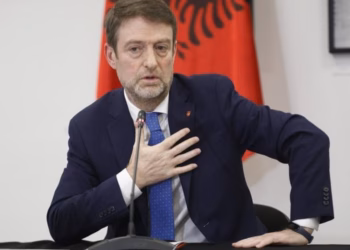 Hoxha u përgjigjet akuzave: Politika e jashtme nuk bëhet me WhatsApp, shqiptarët në RMV janë faktor shtetformues