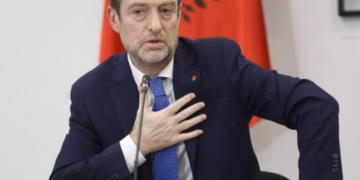 Hoxha u përgjigjet akuzave: Politika e jashtme nuk bëhet me WhatsApp, shqiptarët në RMV janë faktor shtetformues