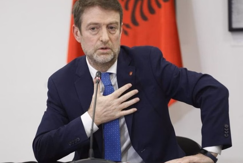 Hoxha u përgjigjet akuzave: Politika e jashtme nuk bëhet me WhatsApp, shqiptarët në RMV janë faktor shtetformues