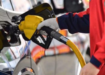 Çmimet e naftës bien ndjeshëm pas marrëveshjes për armëpushim mes SHBA-së dhe Iranit