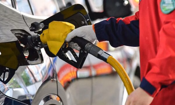 Çmimet e naftës bien ndjeshëm pas marrëveshjes për armëpushim mes SHBA-së dhe Iranit