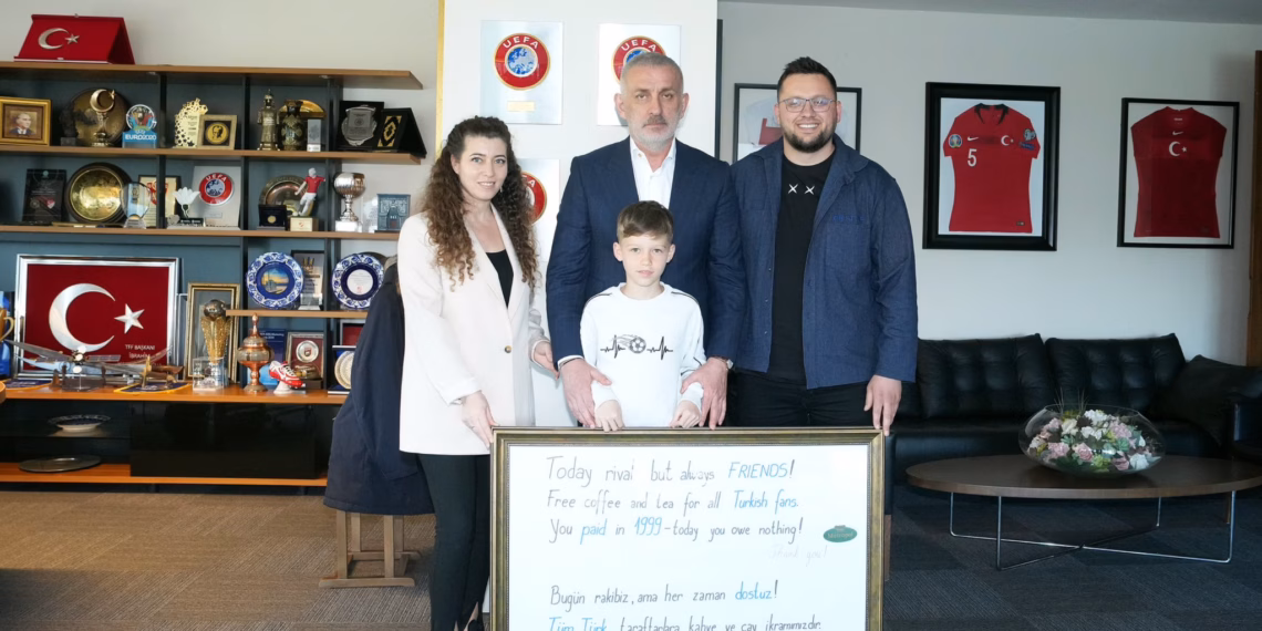 Ofroi kafe e çaj falas për tifozët turq, pronari i restaurantit nga Prishtina, pritet në Federatën e Futbollit të Turqisë