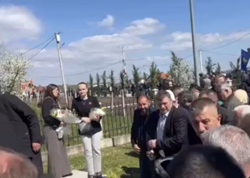 Haxhiu bën homazhe në Rezallë: Krimet e Serbisë nuk do të harrohen kurrë