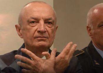 Ilir Meta paraqitet në gjyq duke bërë simbolin e shqiponjës dykrenare