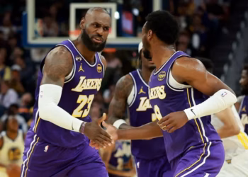 Moment historik në NBA, Bronny James asiston për babain e tij, LeBronin
