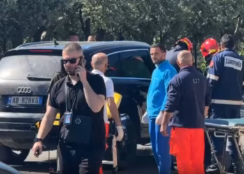 Vriten burrë e grua brenda veturës në Lezhë