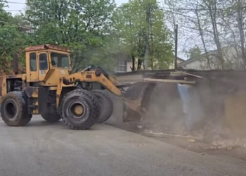 Mbi 20 garazha, fillon lirimi dhe rrënimi i objekteve pa leje në pronë të Trepçës në veri të Mitrovicës