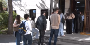 Kushtetuesja hap dyert, sfidohen me pyetje politike