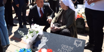 Haradinaj nderon martirët në Mejë: Pushofshin të qetë në tokën e Kosovës