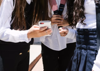 Britania drejt ndalimit ligjor të telefonave në shkolla