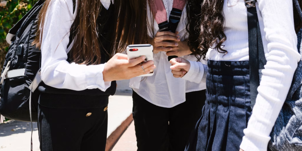 Britania drejt ndalimit ligjor të telefonave në shkolla