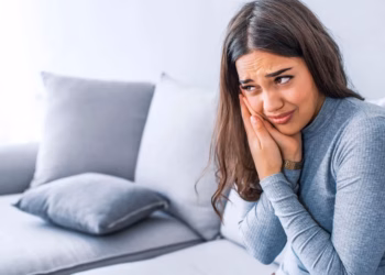 Si ta luftoni dhimbjen e dhëmbëve në mënyrë natyrale