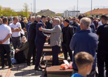 Abdixhiku bën homazhe në Meje: Kosova duhet të kërkojë drejtësi për njerëzit e vet