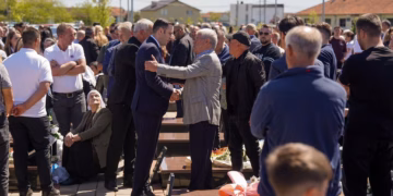 Abdixhiku bën homazhe në Meje: Kosova duhet të kërkojë drejtësi për njerëzit e vet