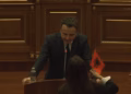 Salihu ia largon flamurin nga foltorja Kurtit gjatë fjalimit