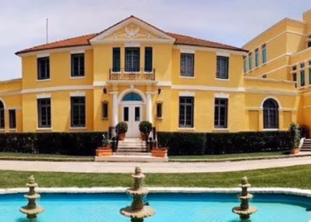 Ambasada amerikane: Grupet iraniane mund të shënjestrojnë subjekte të lidhura me SHBA-të në Shqipëri