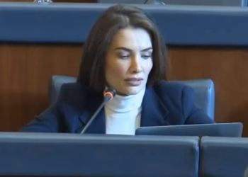 Kryetarja e Komisionit për media i reagon Kurtit pas akuzave në Kuvend