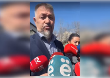 27-vjetori i Masakrës së Rezallës përkujtohet me homazhe, Lushtaku kritikon mungesën e institucioneve