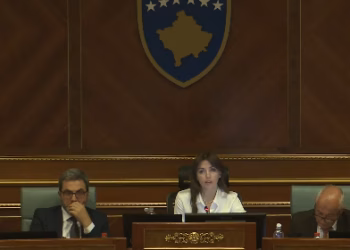 Përfundon seanca maratonike në Kuvend, miratohen në parim 10 projektligje pas disa orësh debat