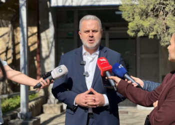 Azemi akuzon KEDS dhe Ministrinë e Ekonomisë për minimizim të skandalit me njehsorët