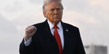 Trump kërcënon se anijet luftarake iraniane do të shkatërrohen nëse afrohen pranë bllokadës