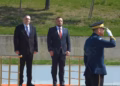 Ministri i Mbrojtjes i Shqipërisë pritet me ceremoni ushtarake