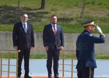 Ministri i Mbrojtjes i Shqipërisë pritet me ceremoni ushtarake