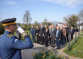Haxhiu bën homazhe në tri fshatra të Drenasit, kërkon drejtësi për krimet e luftës