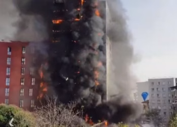 Pamje dramatike, një zjarr i madh përfshinë një ndërtesë në Tiranë