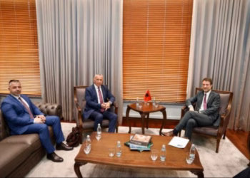 Hoxha: Vëmendje e veçantë për situatën e shqiptarëve në Serbi