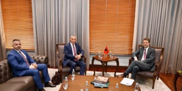 Hoxha: Vëmendje e veçantë për situatën e shqiptarëve në Serbi