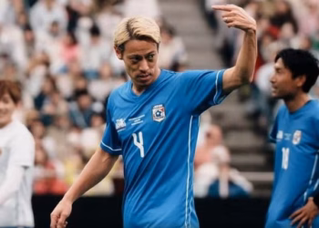 Udhëtimi i pambarimtë i Keisuke Honda, firmos në Singapor për një rekord botëror