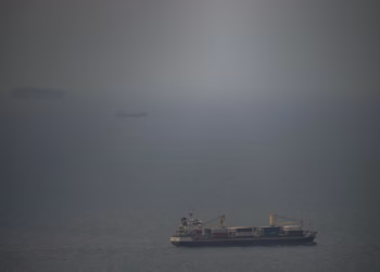 Irani hap zjarr ndaj tre anijeve në Ngushticën e Hormuzit, ndërsa SHBA vazhdojnë bllokadën e tyre