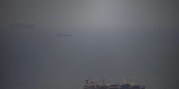 Irani hap zjarr ndaj tre anijeve në Ngushticën e Hormuzit, ndërsa SHBA vazhdojnë bllokadën e tyre